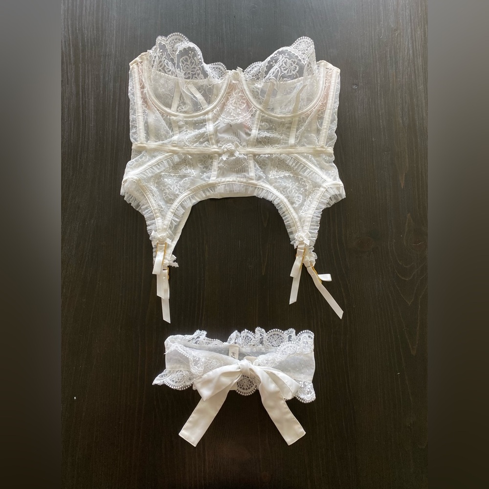 For Love and Lemons Victoria’s Secret strapless Lace Ivory Corset w Garter small